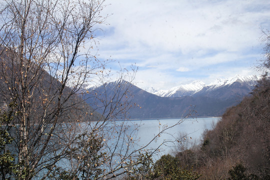 雪山湖泊