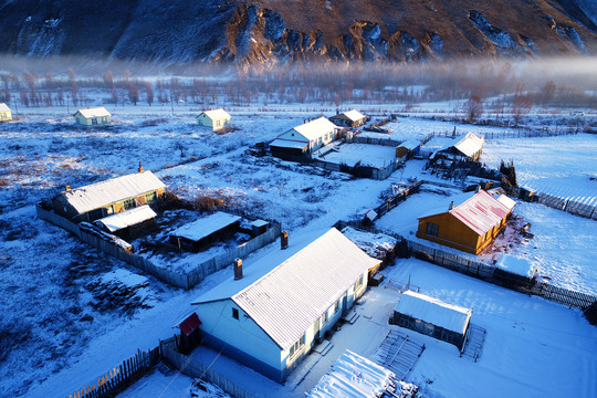 大兴安岭林区冬季雪村人家