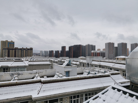 冬季屋顶下雪天