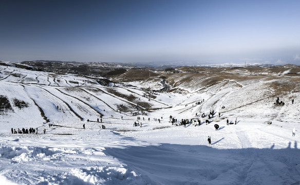 大山包民间滑雪场全景