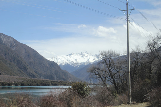 雪山绿水