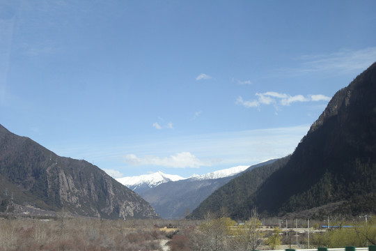 蓝天雪山春意