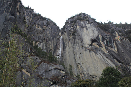 悬崖峭壁石山瀑布