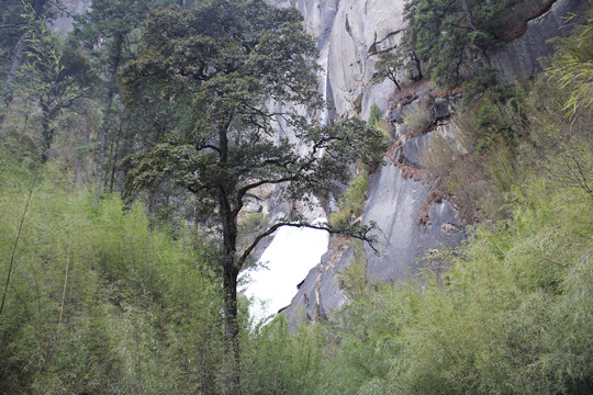 悬崖峭壁石山瀑布