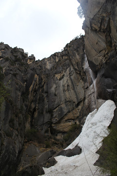 石山悬崖峭壁瀑布