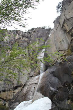 石山悬崖峭壁瀑布