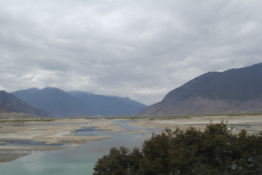 高山河流