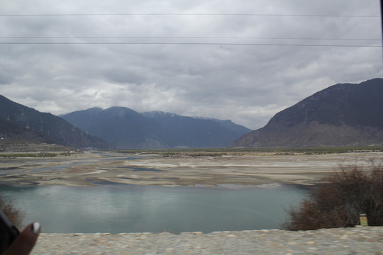 高山河流