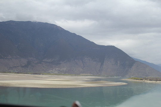 高山河流