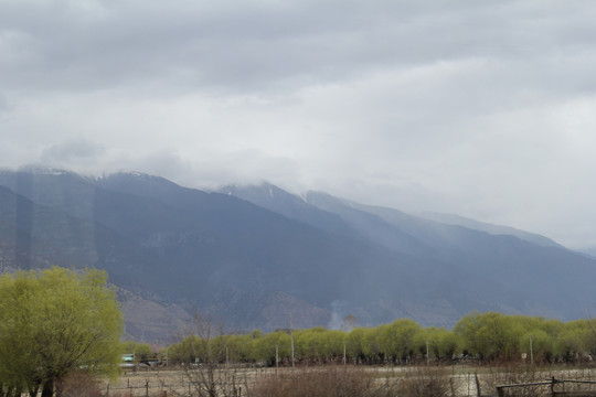 高山雪山春天