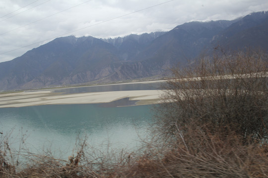 高山雪山春天