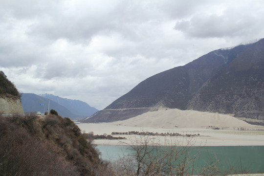 高原河滩绿水