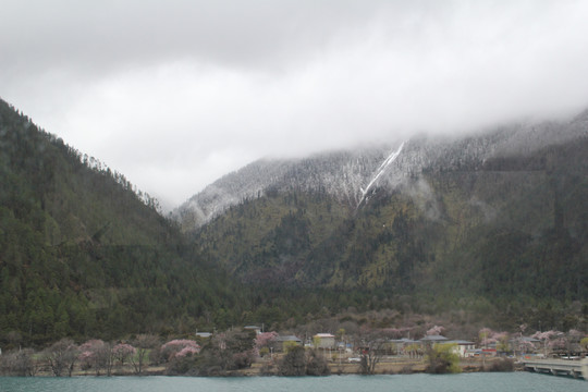 云雾缭绕山峰