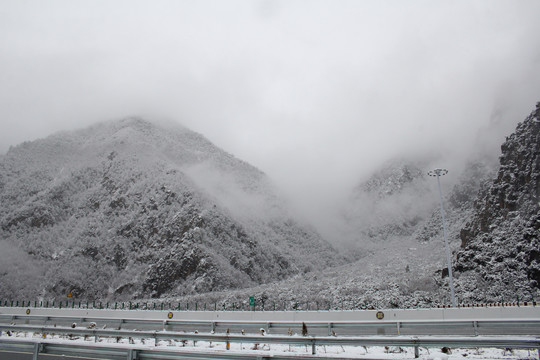 雪山云雾缭绕