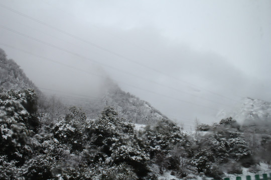 云雾雪山