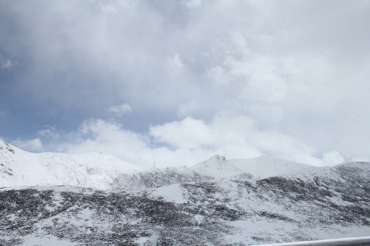 白色雪山