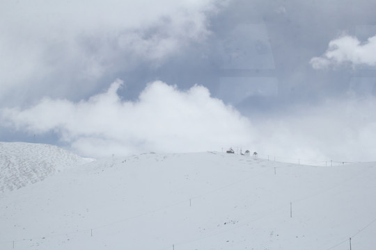 茫茫白雪山