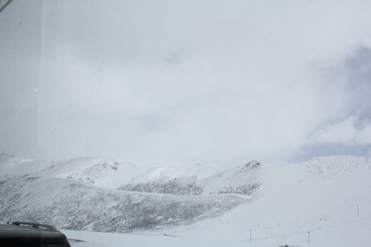 茫茫白雪山