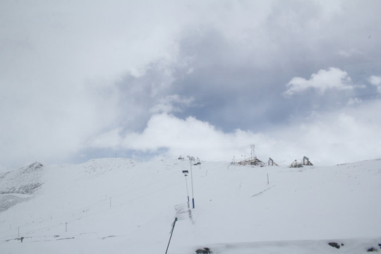 茫茫白雪山