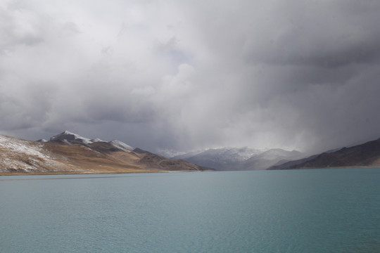 雪山绿色湖水