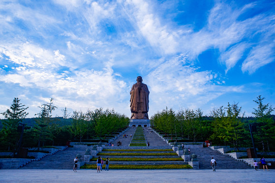 尼山圣境孔子像