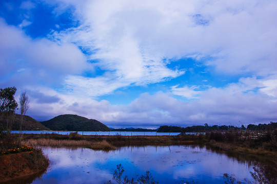 湖泊远山