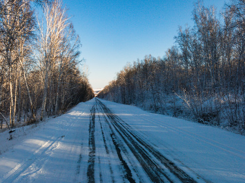 冬季森林公路积雪
