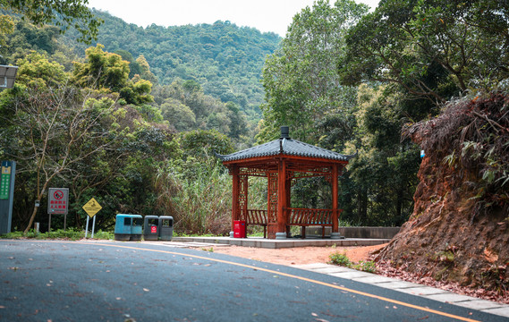 马峦山路边休息亭