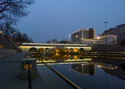 西安城墙护城河夜景