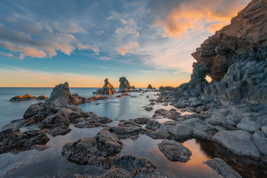 海岸线礁石和黄昏自然风景