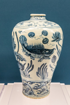 青花鱼藻纹梅瓶