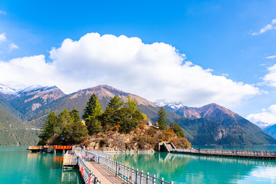 西藏林芝巴松措湖心岛扎西岛