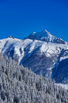 雪山雪景与高山丘壑