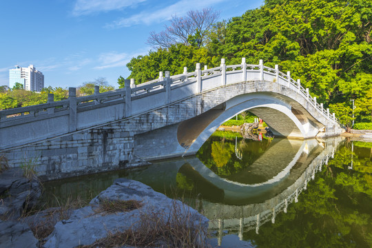 公园仿古拱桥