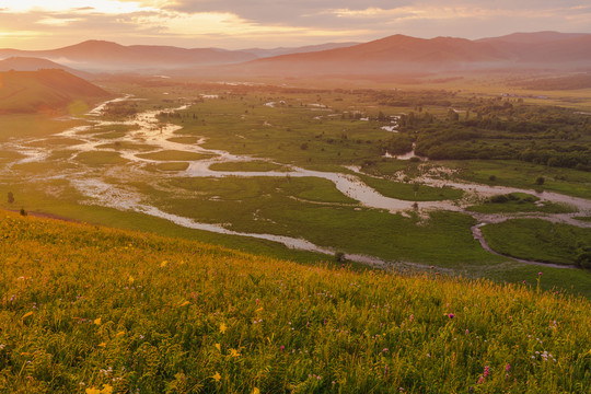 山谷河流湿地清晨日出