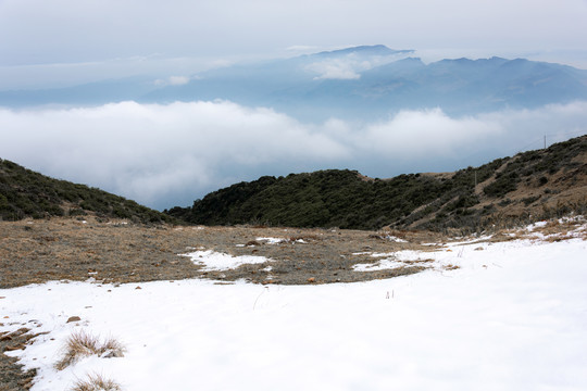 山顶白雪和云雾