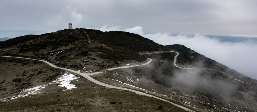 山顶白雪和云雾