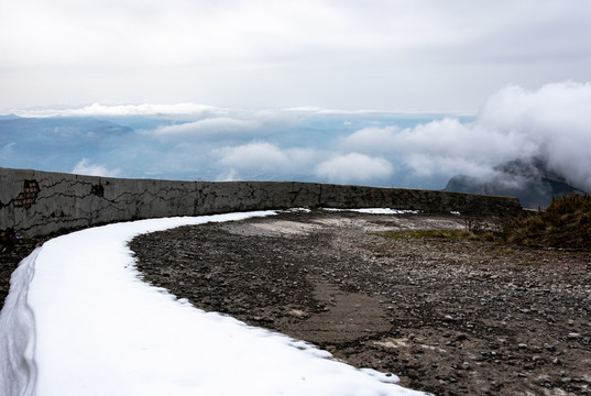 山顶白雪和云雾