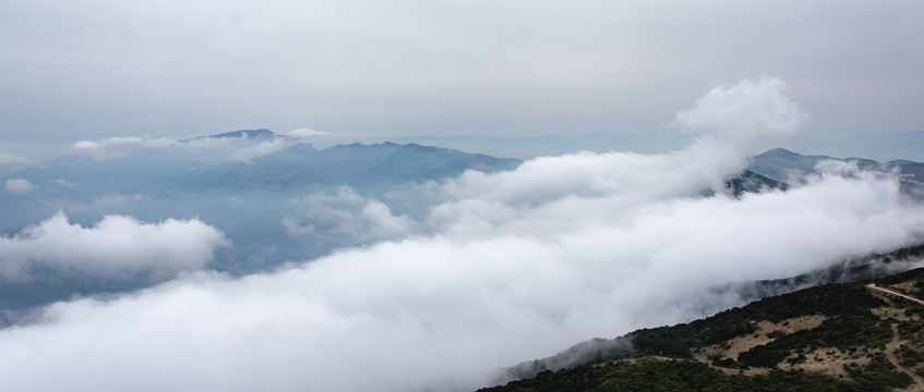 山顶白雪和云雾