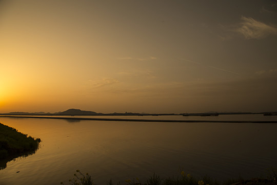 黄昏下的江面风景