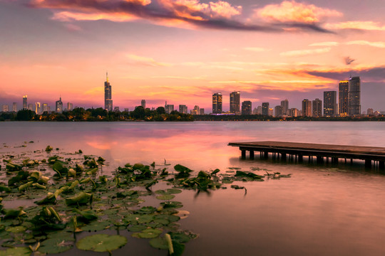 夕阳下的玄武湖公园