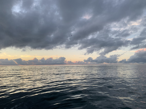 海上日出