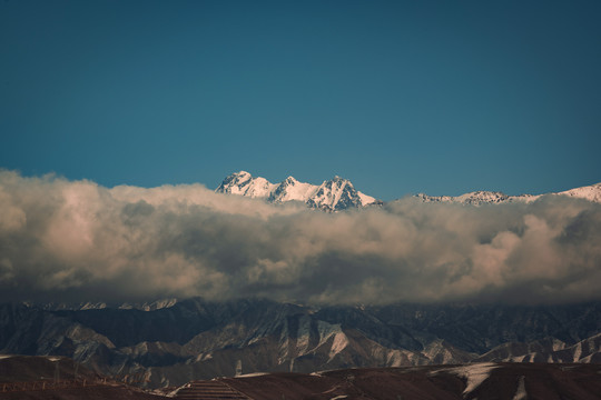 积云天山博格达峰