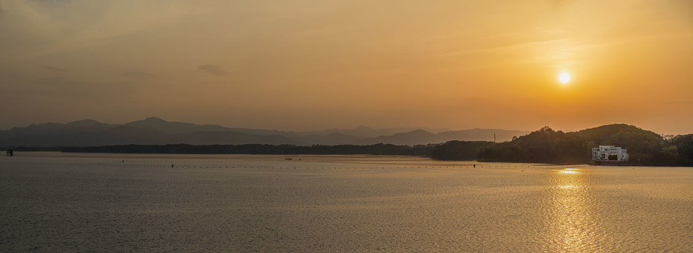 宽幅日落南湾湖美景