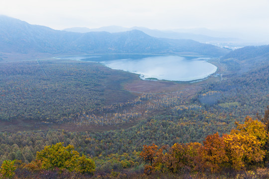 秋季火山堰塞湖卧牛湖