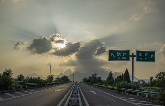 夕阳下的高速公路