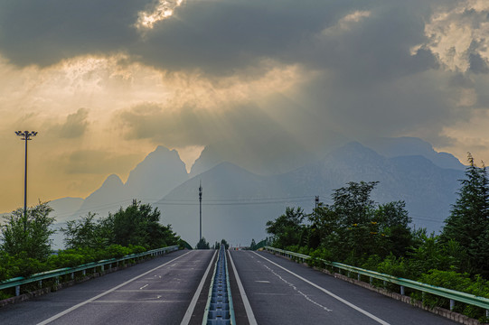 夕阳下的高速公路