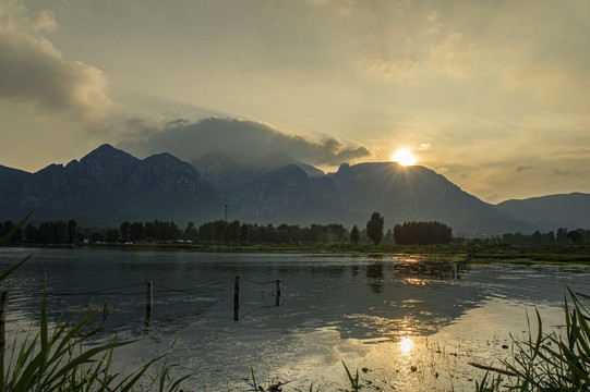 夕阳下的湖面