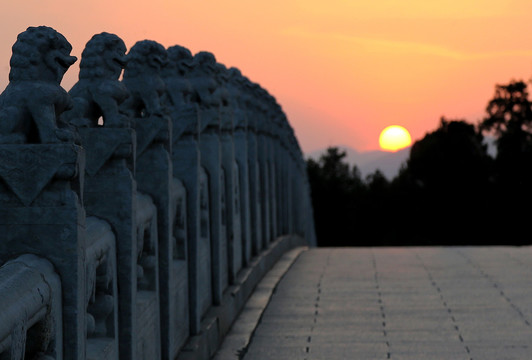 夕阳中的十七孔桥