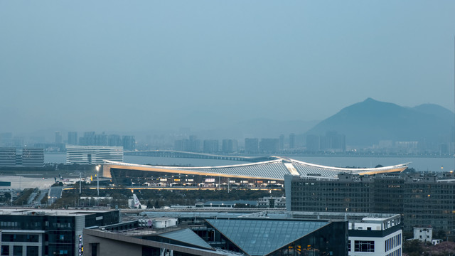 阴天黄昏有厦门机场的城市风光